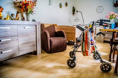 In Arnhem moet je soms maanden wachten op een rolstoel of rollator, nu is de gemeente het zat