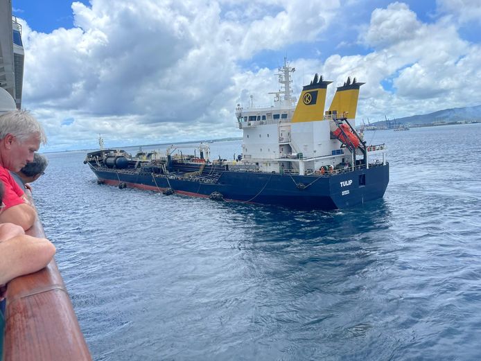 Het branstofbevoorradingsschip met oop de achtergrond het eiland Mauritius.