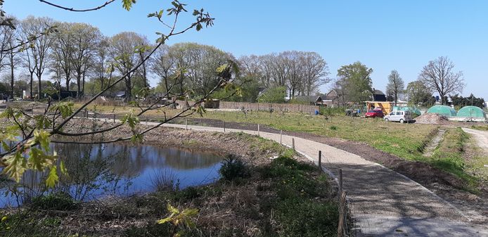 De bouw van het toekomstige hoofdgebouw van de kinderboerderij in Nijverdal loopt vertraging op door een fout gelegde betonvloer.