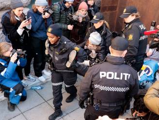 Politie draagt Greta Thunberg weg bij blokkade voor Noors ministerie