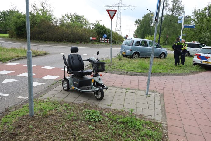 Op een rotonde in Uden zijn een auto en een scootmobiel met elkaar in botsing gekomen.