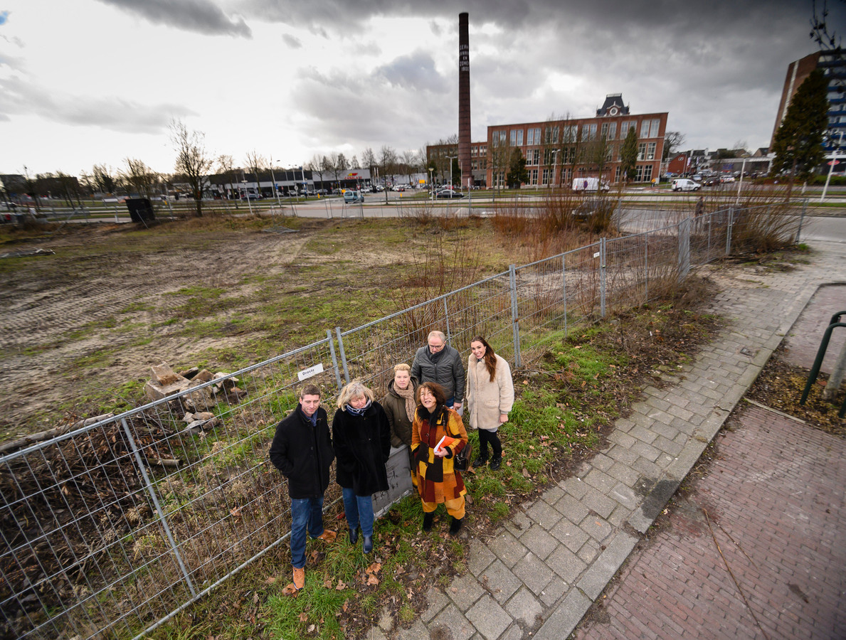 Omwonenden verzetten zich tegen de bouwplannen van Droste voor het braakliggende terrein aan de Zuiderval. Vanaf links: Tonny Korter, Jannie Stam, Louise Bazuin, Marion Gerverdinck, Henk Tukker en Debby Meijer.