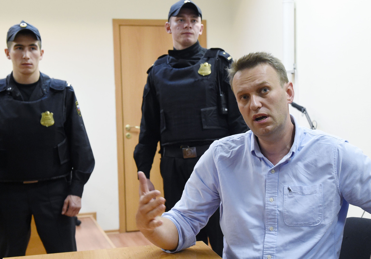 Aleksej Navalni spreekt in de rechtszaal na zijn arrestatie voor het organiseren van publieke bijeenkomsten