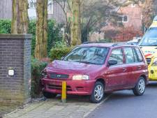 Auto raakt van de weg in Oosterbeek en rijdt tegen pilaar in tuin