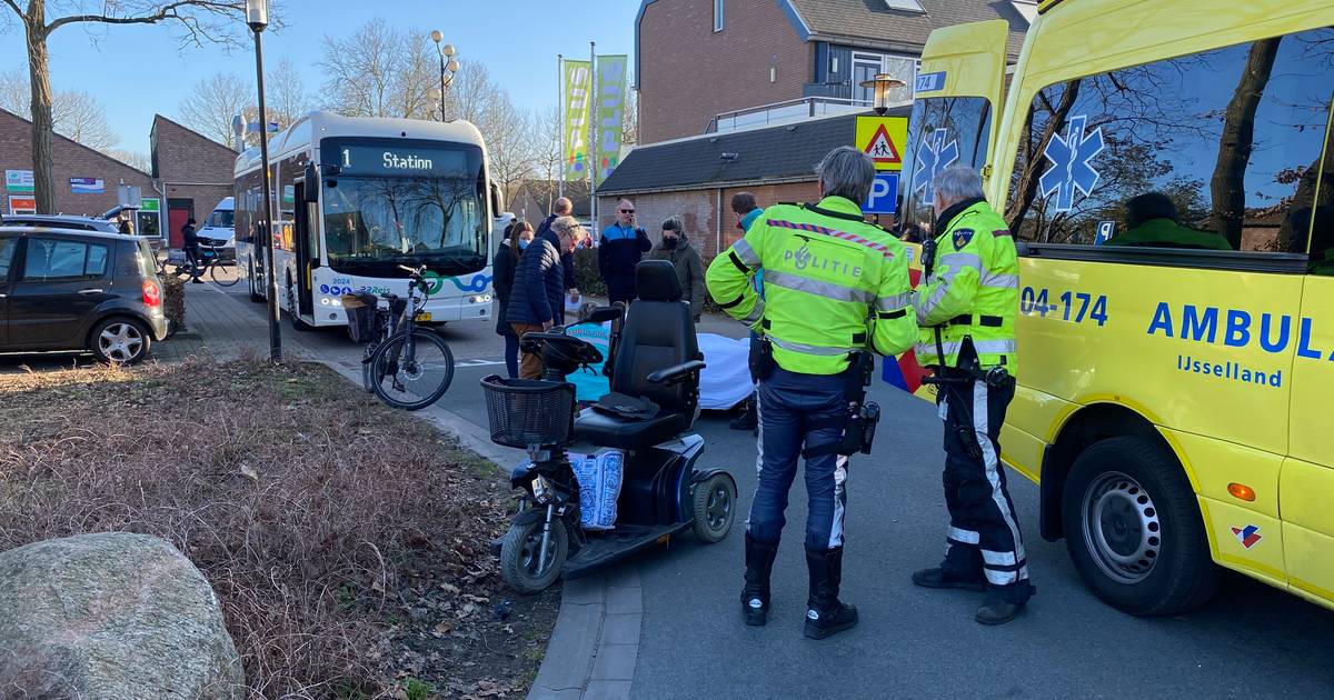 Vrouw in scootmobiel aangereden bij winkelcentrum Zwaluwenburg in Deventer.