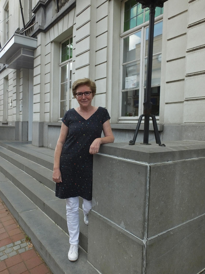 Mia Pynaert aan het gemeentehuis van Nevele.