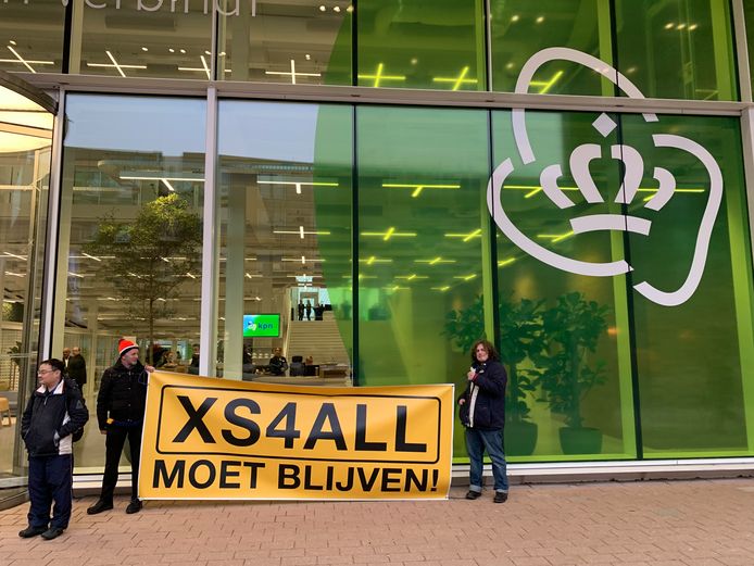 Leden van het actiecomité 'XS4All moet blijven' demonstreerden op 30 januari voor de deur van KPN's hoofdkantoor. Dit omdat het telecombedrijf die dag zijn jaarcijfers over 2018 presenteerde.