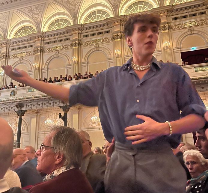 Klimaatactivist Sebastiaan verstoort een concert in het Concertgebouw.