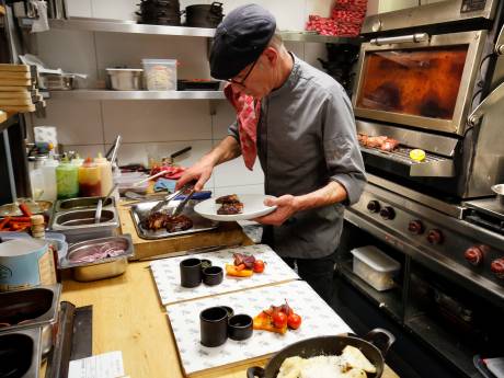 Ted is een eigengereide chef, die van een praatje en puur koken houdt: ‘Echt terug naar de roots’