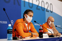 Chef de mission Pieter van den Hoogenband  en technisch directeur Maurits Hendriks bij hun persconferentie op de vierde dag van de Olympische Spelen.
