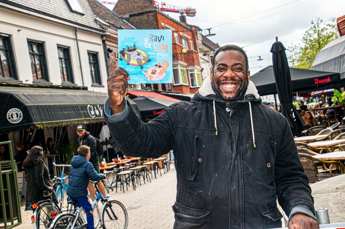 Wat doet een kroegtijger zonder kroeg? Milison Laveist schrijft een kinderboek, over een wasbeertje en een eekhoorn die samen gaan zwemmen.