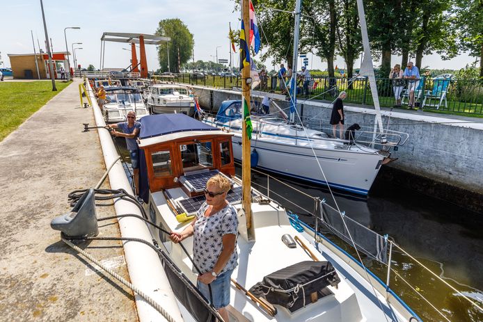 Drukte in de sluis bij Wanneperveen.