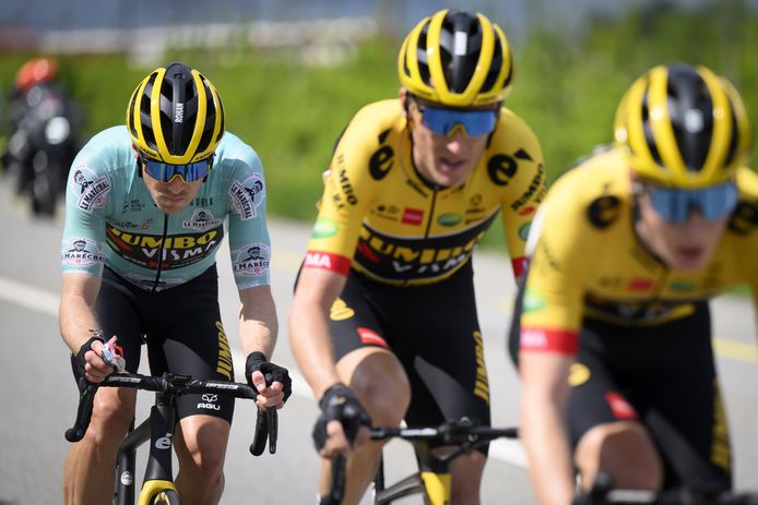 Rohan Dennis (l) wordt uitstekend geholpen door zijn Jumbo-Visma-ploeggenoten.