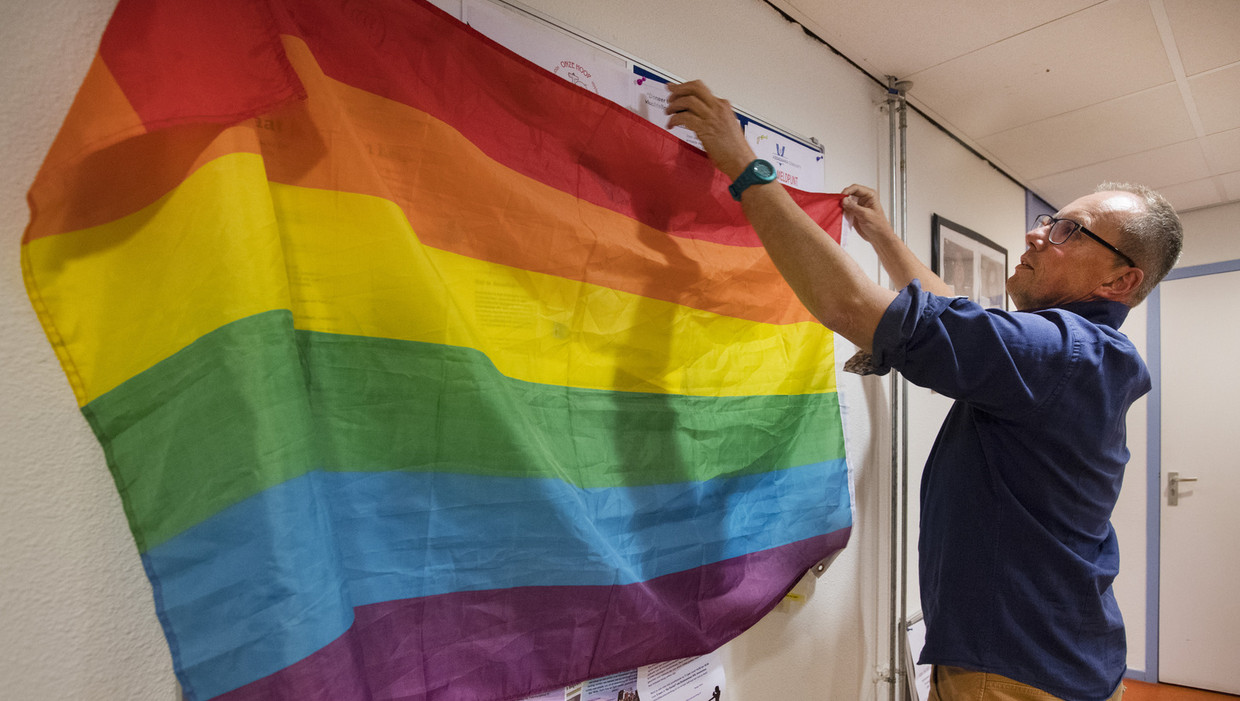 In het gebouw van de Assadaaka Community in Amsterdam wordt een bijeenkomst gehouden ter nagedachtenis van de slachtoffers van de aanslag in Orlando. Beeld anp