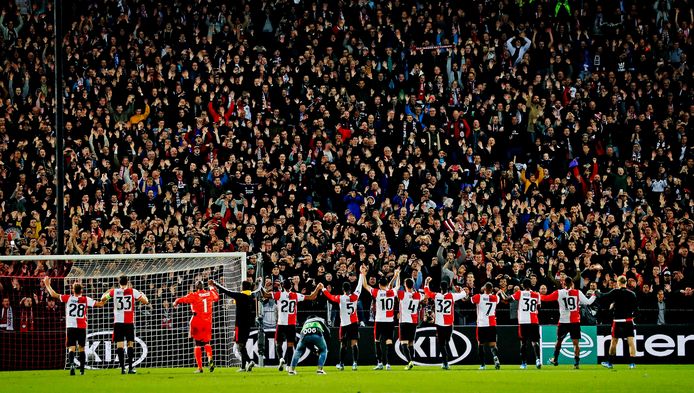 De spelers van Feyenoord bedanken de fans na de 2-0 zege op FC Porto.