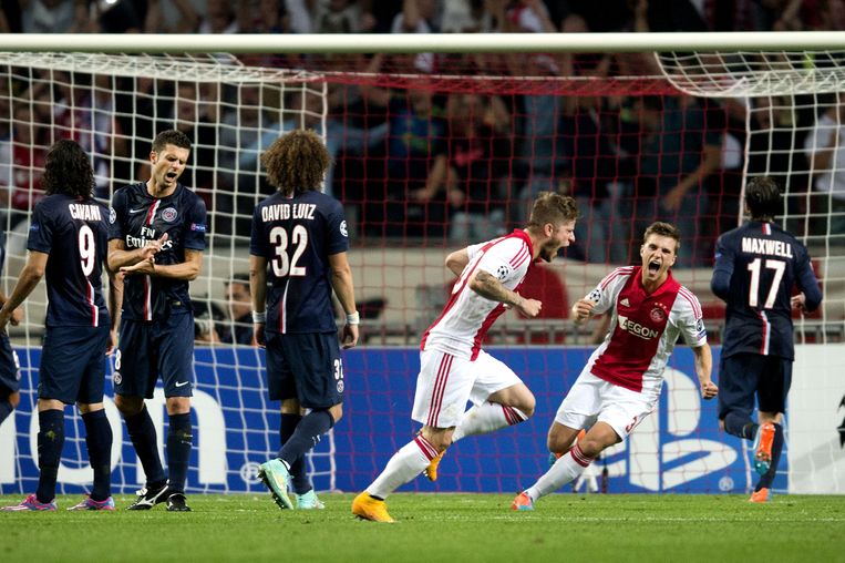 Lasse Schone van Ajax juicht na zijn 1-1 tijdens de eerste groepswedstrijd van de 23e editie van de Champions League tegen Paris Saint Germain Beeld ANP