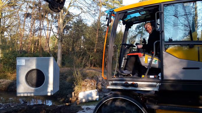 Wethouder Hans de Waal hielp een handje bij het plaatsten van de uitstroombak.