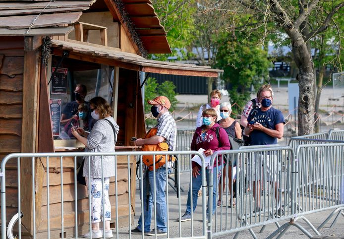 Bezoekers schuiven aan bij de ingang van Pairi Daiza, na het einde van de eerste lockdown in mei 2020.