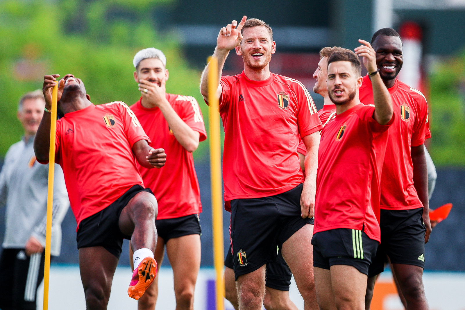 De Rode Duivels amuseren zich op training in aanloop naar de wedstrijd tegen Finland. Beeld Photo News