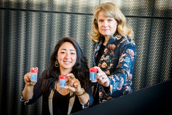 TU/e-onderzoekers  prof. Patricia Dankers (r) en ing. Dan Jing Wu met hun vaasjes met menselijke cellen erop.