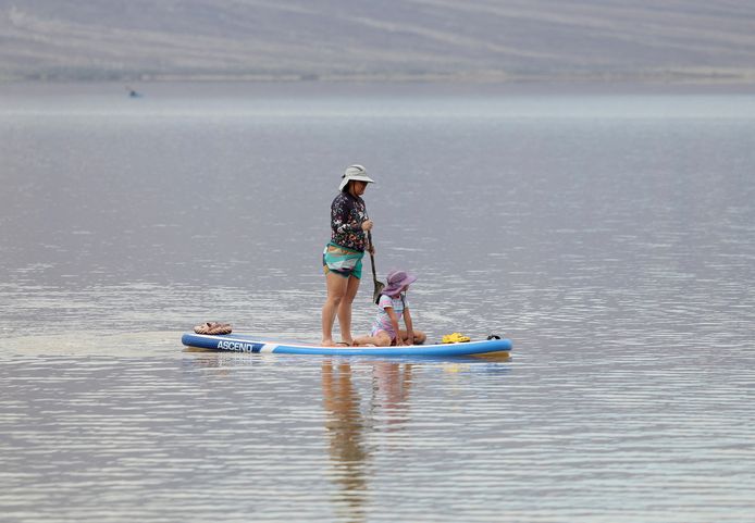 Lake Manly, een tijdelijk meer dat is ontstaan door hevige regenval in Death Valley National Park in de Verenigde Staten.