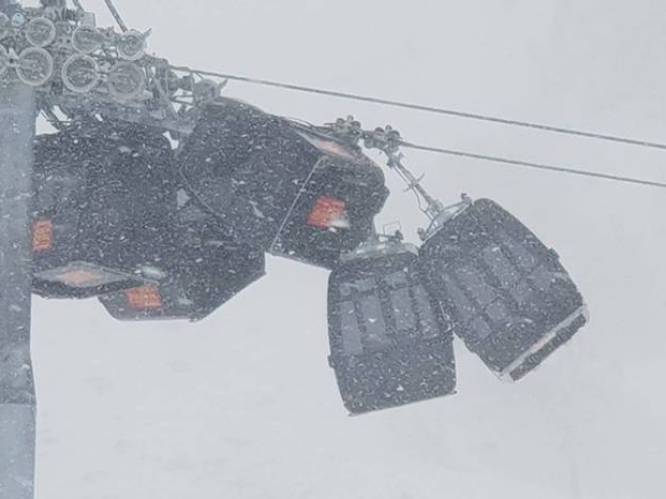 Kettingbotsing met gondels van kabelbaan in Oostenrijks skigebied