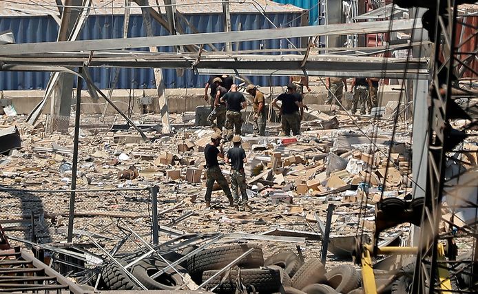 In de haven van Beiroet zoeken reddingswerkers en burgers naar overlevenden van de enorme explosie die gisteren een deel van de stad verwoestte.