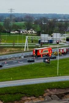 Vrachtwagen met gevaarlijke stoffen belandt tegen middenberm A1: een persoon met spoed naar het ziekenhuis