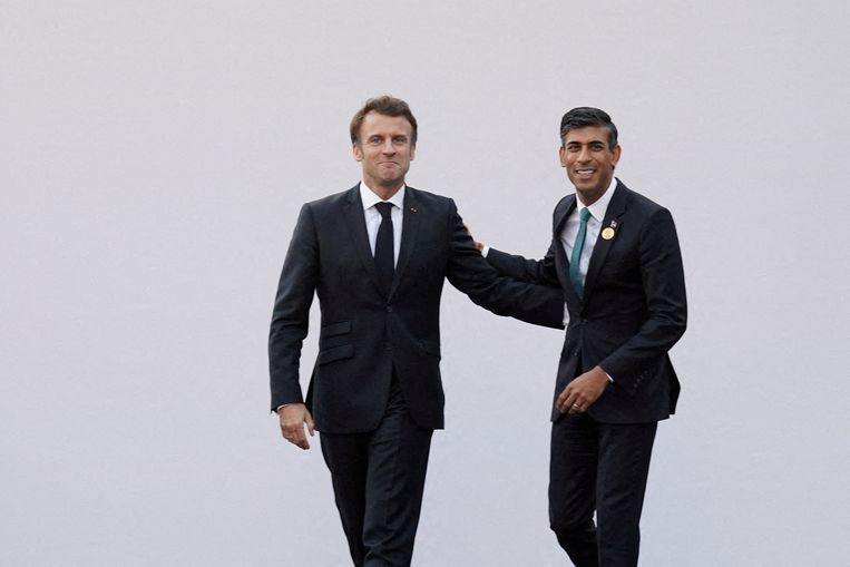 De Britse premier Rishi Sunak en de Franse president Emmanuel Macron, hier samen op de klimaattop in Sharm al-Sheikh eind vorig jaar. Beeld Reuters 