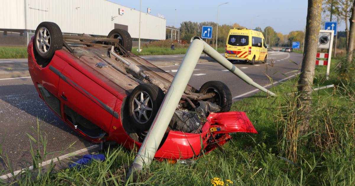 Auto over de kop na botsing met lantaarnpaal in Boxtel.