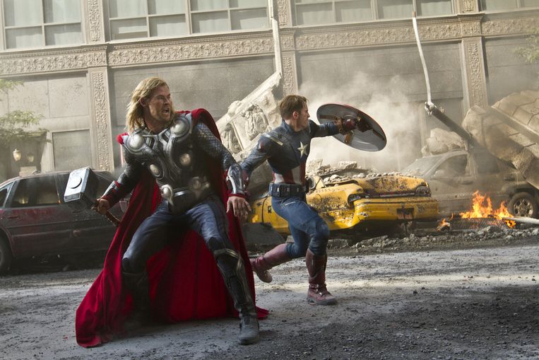 Chris Hemsworth (links) en Chris Evans in The Avengers. Beeld AP