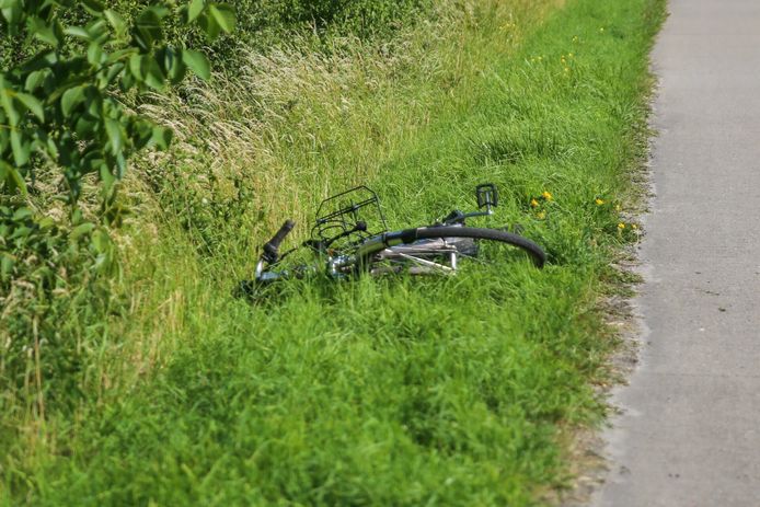 Bij een botsing tussen een automobilist en een fietsster op de Tuinbouwweg in Made is de bestuurster van de fiets zwaargewond geraakt.