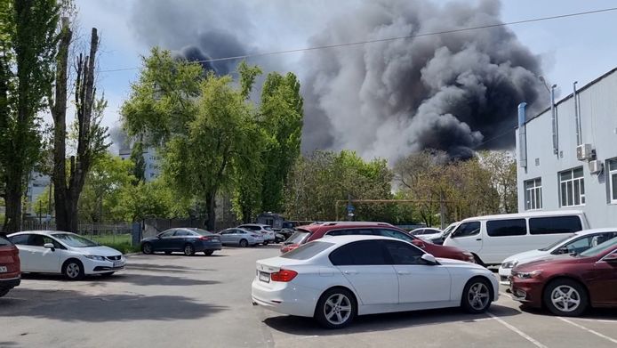 Er is zwarte rook te zien in Odesa, Oekraïne, na explosies in de stad