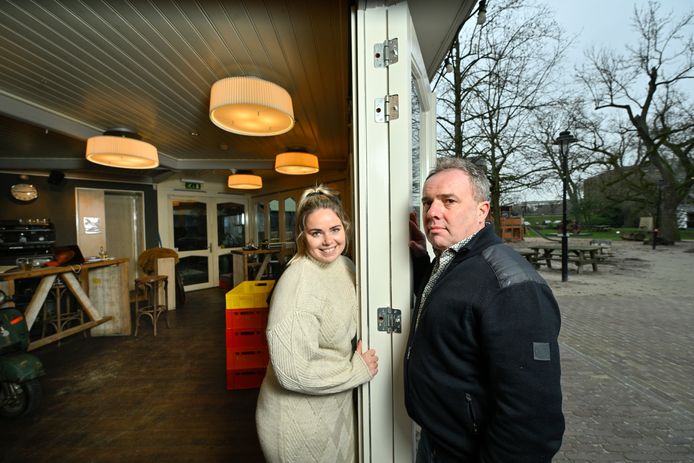 Clemens Falkmann en zijn dochter Demi bij De Ontmoeting die doordeweeks gesloten zal blijven.