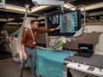 De 'scanner' maakt een 3D-beeld van de patiënt waarmee de chirirg aan de slag kan.