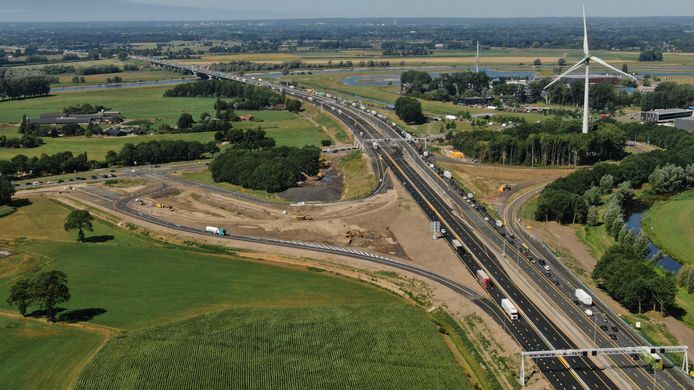 De oprit naar de A1 richting Hengelo (waar de wit-blauwe vrachtwagen linksonder op de foto is te zien), is vroeger opengegaan dan gepland. Rechts ligt Deventer, de weg die links het beeld uit gaat is de N348 naar Zutphen.