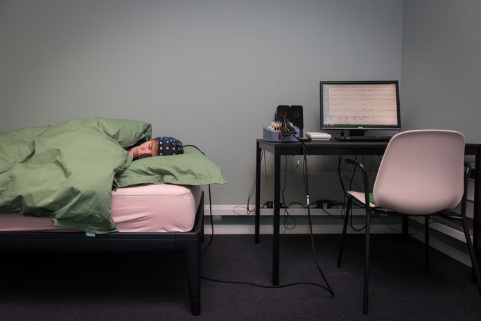 Een proefpersoon in het bed.