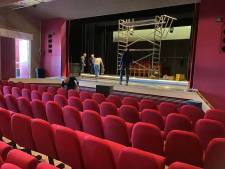 Corona weerhoudt vrijwilligers er niet van om schouwburg Theothorne in Dieren leeg te halen