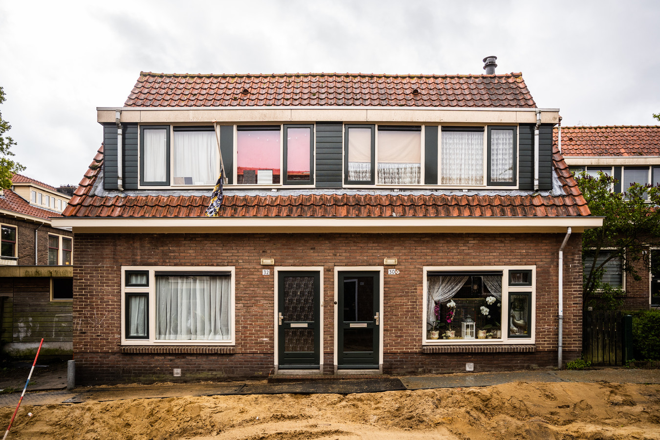 Twee woningen in de Victor de Stuerslaan in de de Arnhemse wijk Geitenkamp waarmee George Soros flinke winst heeft gemaakt.