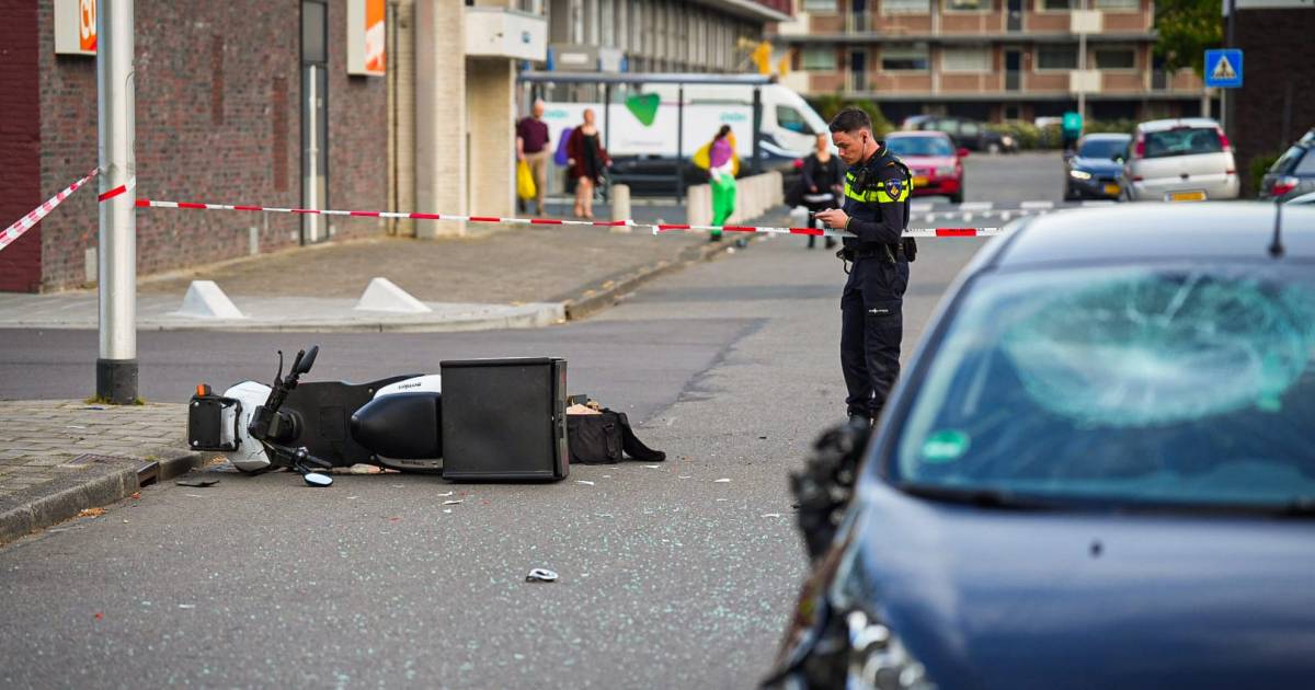 Bezorger op scooter gewond bij aanrijding op plein bij winkelcentrum Presikhaaf.