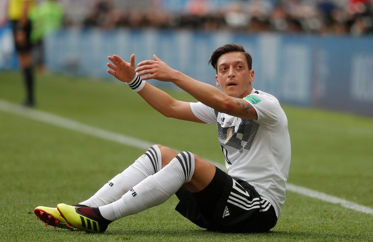 Vooral Mesut Özil krijgt het zwaar te verduren.  Beeld EPA