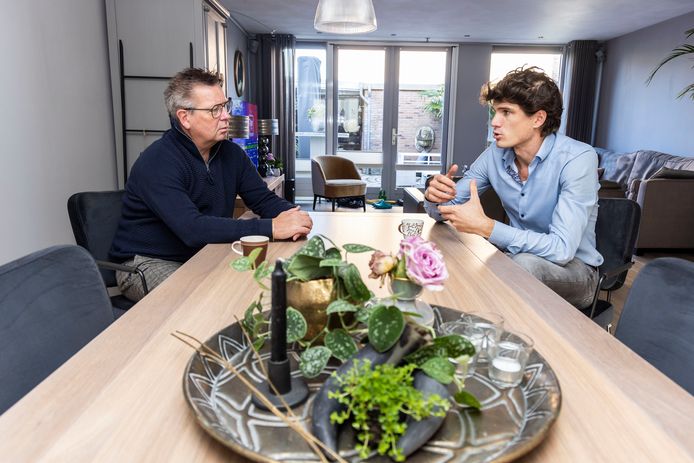 Theo Vrolijk (links) dankt zijn leven aan de vroege ontdekking van zijn prostaatkanker. Hij en uroloog Tim Buddingh weten hoe cruciaal het is om over de ziekte te praten.