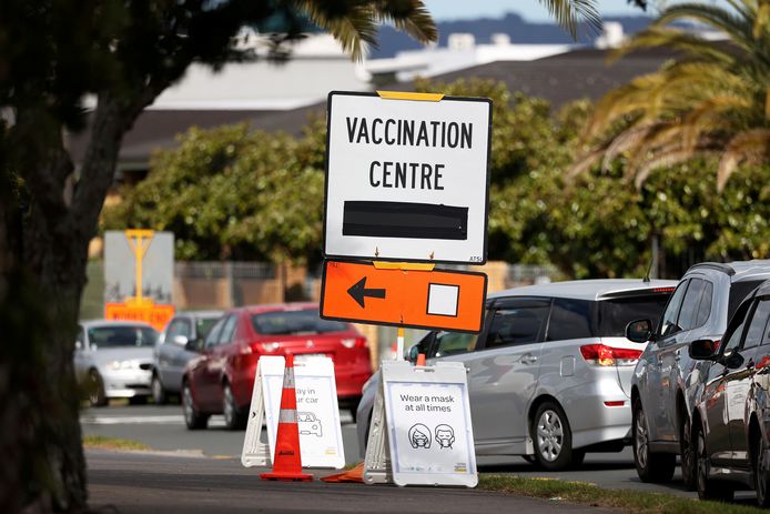 Mensen staan in de rij voor een vaccinatiecentrum in Auckland, Nieuw-Zeeland.