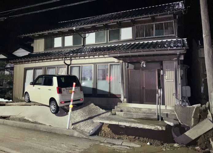 Een huis dat door de aardbeving werd beschadigd in Kahoku, in de prefectuur Ishikawa.