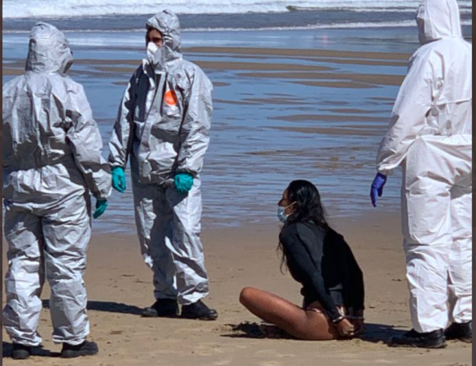Het kwam tot een confrontatie tussen de surfer en de politie in beschermende kledij.