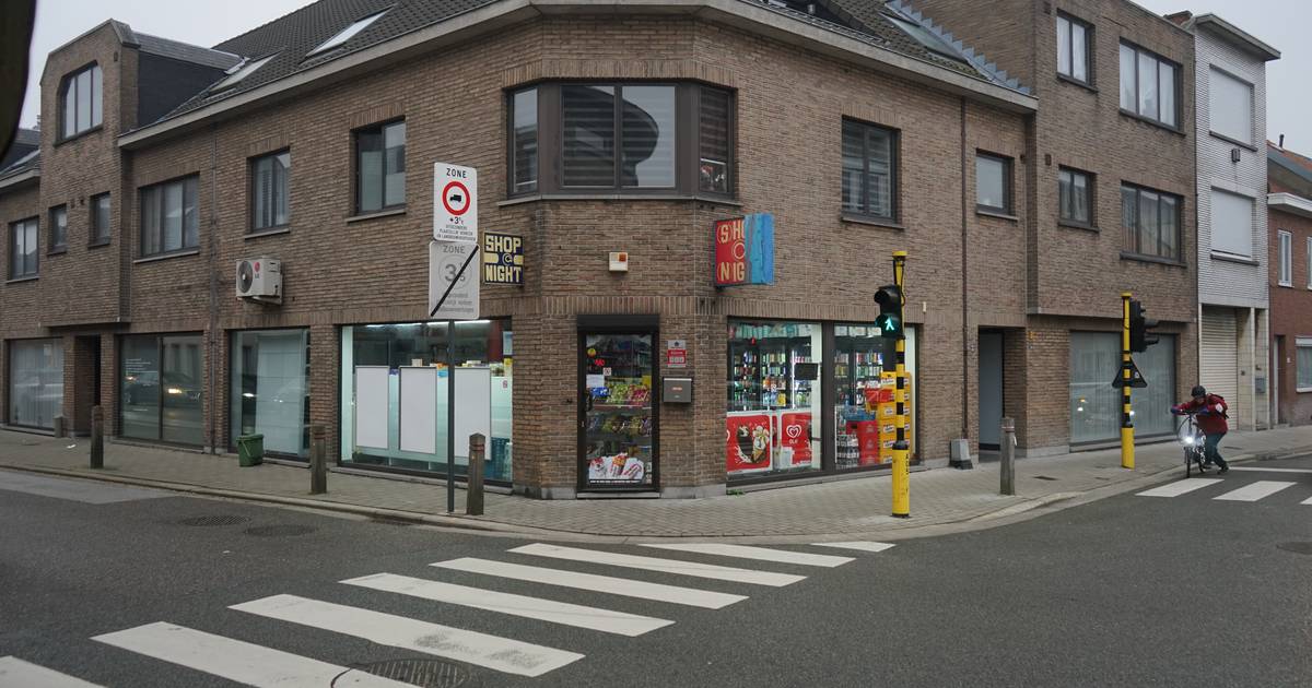 Uitbater nachtwinkel achtervolgt overvaller “Ik werkte hem tegen de grond en sloeg het mes uit