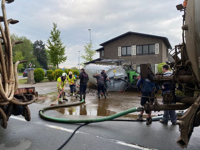 De gekantelde beerkar op de Brugsesteenweg.