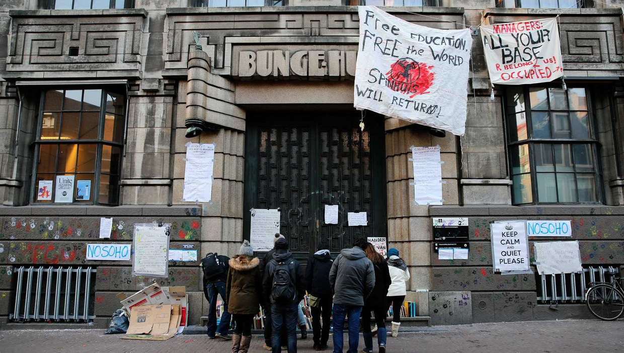 De ingang van het Bungehuis op de Spuistraat in Amsterdam is gebarricadeerd. Beeld anp