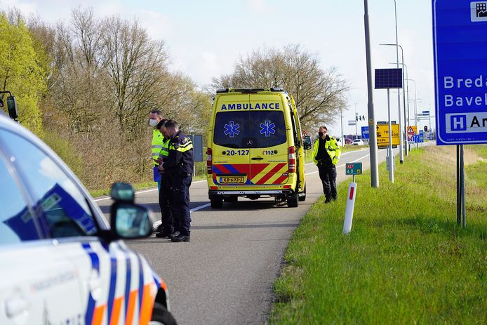 Het busje vloog vrijdagochtend van de afrit op de A27 bij Breda.
