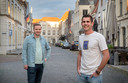 Johan Willems (links) en Jeroen den Brok zouden graag in Ravenstein willen wonen maar kunnen het niet vanwege het ontbreken van starterswoningen voor jongeren.